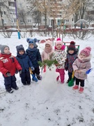 Мы снежную бабу слепили на славу. На славу, на славу, себе на забаву.