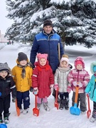Поможем дворнику в уборке снега!