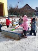 Мы лопатки в руки взяли и со снегом поиграли