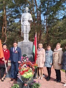 Педагоги  учреждения образования, начальник финансового отдела Ельского райисполкома Пелогейчик С.Г., председатель Добрынского с/с Сакула В.А. почтили память героев войны  в деревне Санюки.