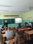 Педагог социальный Ирина Таргонская и учитель истории Ольга Александровна   провели с учащимися 10 класса диалоговую площадку «Экстремизм, терроризм – угроза , которая касается каждого»