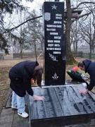 Наведение  порядка  учащимися Милошевичской  средней  школы у памятника воинского  захоронения  " Жертвам фашизма"