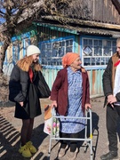 Члены БРПО и БРСМ ГУО «Марковская базовая школа Лельчицкого района» в преддверии праздника 8 марта, поздравили узницу Внук Полину Иосифовну с Международным женским днём
