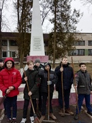 Весеннняя уборка мест захоронения героев Великой Отечественной войны.