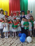 Что мы Родиной зовём ?  Солнце в небе голубом  И душистый, золотистый хлеб  За праздничным столом. Что мы Родиной зовём? Дом, где мы с тобой растем. И берёзки, вдоль которых, Взявшись за руки идём .