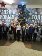 С НОВЫМ ГОДОМ ВСЕХ ДРУЗЕЙ ПОЗДРАВЛЯЕТ 2 "В"!