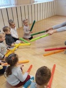 "Boomwhackers" ( музыкальные трубки на занятиях по логоритмике)