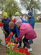 Возложение цветов к памятнику войнам - освободителям