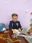 У Деда Мороза работы немало: На праздник подарки ребятам вручить. И пишут письмо ему дошколята "В подарок "Конструктор хотим получить!"