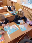 Ученики 1 "А" класса в мастерской Деда Мороза и Снегурочки