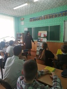13 марта библиотекарь Алла Самойлович провела урок-презентацию «Конституция – основной закон твоей страны» в 8 классе. Учащимся были вручены подарочные издания «Я – гражданин Республики Беларусь»