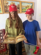 В предверии Дня Независимости с тёплыми поздравлениями и подарками пришли в гости к уважаемому земляку, инвалиду Великой Отечественной войны Николаю Цыганкову, активисты «Средней школы №3 г.Хойники"