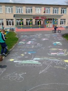 Конкурс рисунков на асфальте "Несовместимы дети и война"