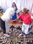 вам пришли колядовать, Песни петь и танцевать. Счастья, радости желать И конфетки получать.