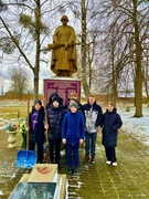 Акция "Звёзды на обелисках" (уборка территории памятника воинам Красной Армии и партизанам в д.Гулевичи)
