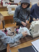 В субботу 30.12.2023 г. Занятия с учащимися проводят учитель физкультуры Гуринович С.А. и руководитель занятий по интересам Нейфельд А.В.