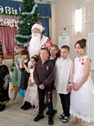 26.12 в школе прошёл долгожданный Новогодний утренник для учащихся. Новый год для детей – это пора сказок и чудес. Ребята с огромной радостью встретили самых долгожданных гостей на празднике – Деда Мороза и Снегурочку.
