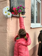 Возложение цветов к мемориальной доске памяти Василия Бурды.