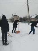 Волонтеры из средней школы №2 помогли убрать снег