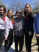 Поздравление ветеранов Великой Отечественной войны и малолетних узников концлагерей учащимися школы