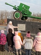 Экскурсия с воспитанниками среднего возраста к памятникам в рамках проекта "Поклонимся великим тем годам".