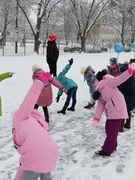 Вот и пришла весёлая зима с мягким пушистым снегом. У детей появилась возможность поиграть, лепить забавных снеговиков, и самое долгожданное – покататься на лыжах.