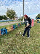 В рамках районного субботника учащиеся и работники школы приняли участие в акции "Наш двор - в нем порядок наведем!"