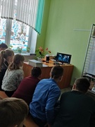 Посещение выставки в школьной библиотеке "Памятник детям, жертвам Великой Отечественной войны в деревне Красный Берег"
