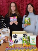 Добро объединяет! Пионеры и  октябрята нашей дружины им. Павлика Морозова приняли участие в акции "Тепло наших сердец - в каждой миске". Собранный корм они передадут в ГУО "Лельчицкий районный центр творчества детей и молодёжи» для дальнейшей переда