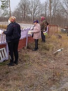 Покраска забора на кладбищах в д. Хлупин