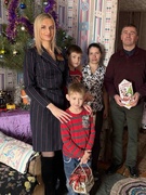 В рамках республиканской благотворительной акции «Наши дети» ?Директор и профсоюзный актив Бушевской средней школы Буда-Кошелевского района поздравили с Новым годом и Рождеством многодетную семью из д.Бушевка.