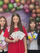 Торжественная встреча матерей В преддверии районного концерта в ГЦК в рамках празднования Дня матери активисты ОО БРСМ И ОО БРПО тепло поздравили любимых матерей.