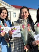 Поздравление жительниц города с женским днем