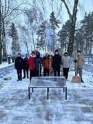 Уборка братского захоронения учащимися 9 и 10 класса в аг. Прудок