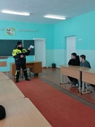 Профилактическая беседа с учащимися сотрудником РОВД "Соблюдение правил дорожного движения"