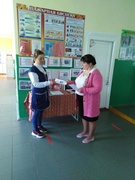 Раздача буклетов, памяток по охране труда