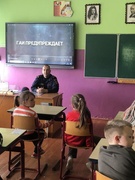 26.06.2025 года проведена профилактическая работа с детьми спортивного и воспитательно-оздоровительного лагерей Кышларем В.И., старшим участковым инспектором ИДН Ельского РОВД