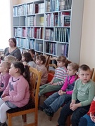 Экскурсия с воспитанниками среднего возраста в библиотеку в рамках проекта "Поклонимся великим тем годам"