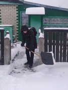 29 ноября волонтёры помогали в расчистке снега одиноким пожилым людям. Ребята расчистили дорожки, помогли убраться на дворовой территории. Призываем всех: творите добрые дела!