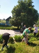 Волонтерский отряд на благоустройстве памятника, оказание помощи престарелым