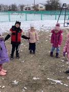 Зимой мы не скучаем, а весело играем!