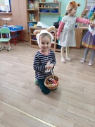 «Колядки, колядки, собрались ребятки. Мы по садику пошли, вместе Коляду нашли».