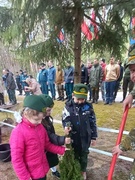 Возложение цветов к братской могиле