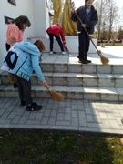 Уборка памятника в аг.Репля юными пионерами