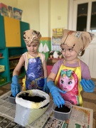 31.03.2025 дзеці рознаўзроставай групы працягвалі рэалізоўваць праект «Агарод на акне!» (3 этап пасадкі агарода)