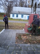 Уборка около памятника в д.Переров