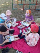 Книжный пикник: в детском саду спасаются от зноя на "литературном пляже".