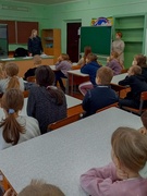 Профилактическую беседу "Уголовная и административная ответственность несовершеннолетних", "Киберпреступления", "Правила ПДД" с учащимися провела инспектор ИДН Коноваленко Т.А.