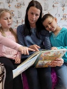 Фоточелендж «Мне дверь открыла в книжный мир читающая мама»