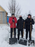 03.11.2023 Волонтёры волонтёрского отряда "По зову сердца" посетили и помогли в уборке снега Беззубенко М.Ф